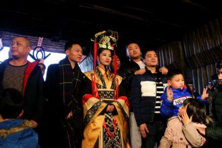 爆料横店导演是谁啊视频,揭秘“爆料横店导演是谁”视频背后的真相 第1张 爆料横店导演是谁啊视频,揭秘“爆料横店导演是谁”视频背后的真相 第1张